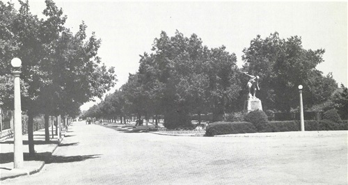 Alexandra Avenue and Memorial Statue 1956.jpg